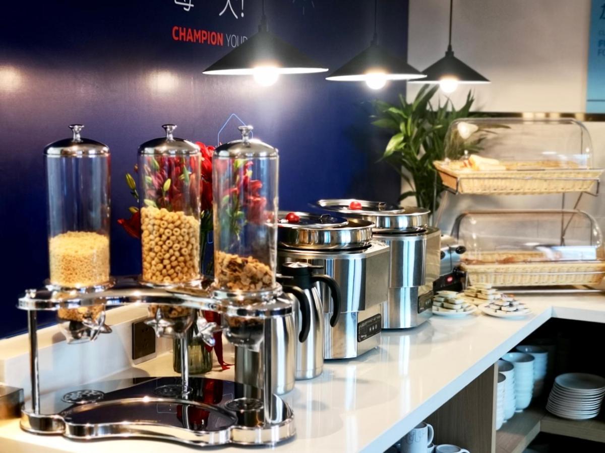 Holiday Inn Express Qingdao City Center By Ihg Exteriör bild